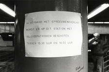401564 Afbeelding van een briefje op een kolom van het N.S.-station Utrecht C.S. te Utrecht met de waarschuwing dat er ...
